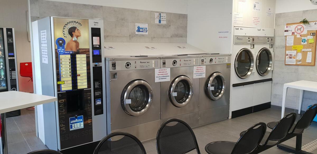 Espace d'attente avec sièges et distributeurs