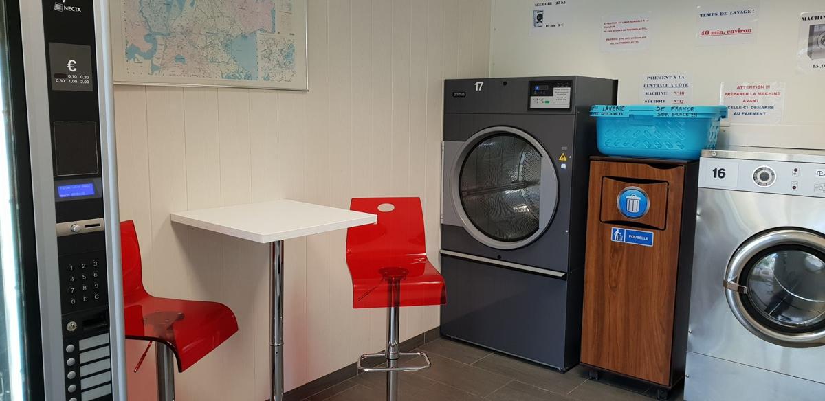 Nouvel espace avec sèche-linge 25 kg et machine 22 kg